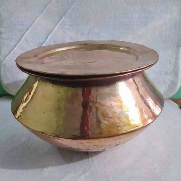 Copper Hari With large copper lid.Copper Hari With large copper lid. Capacity-2 kg of rice can be cooked